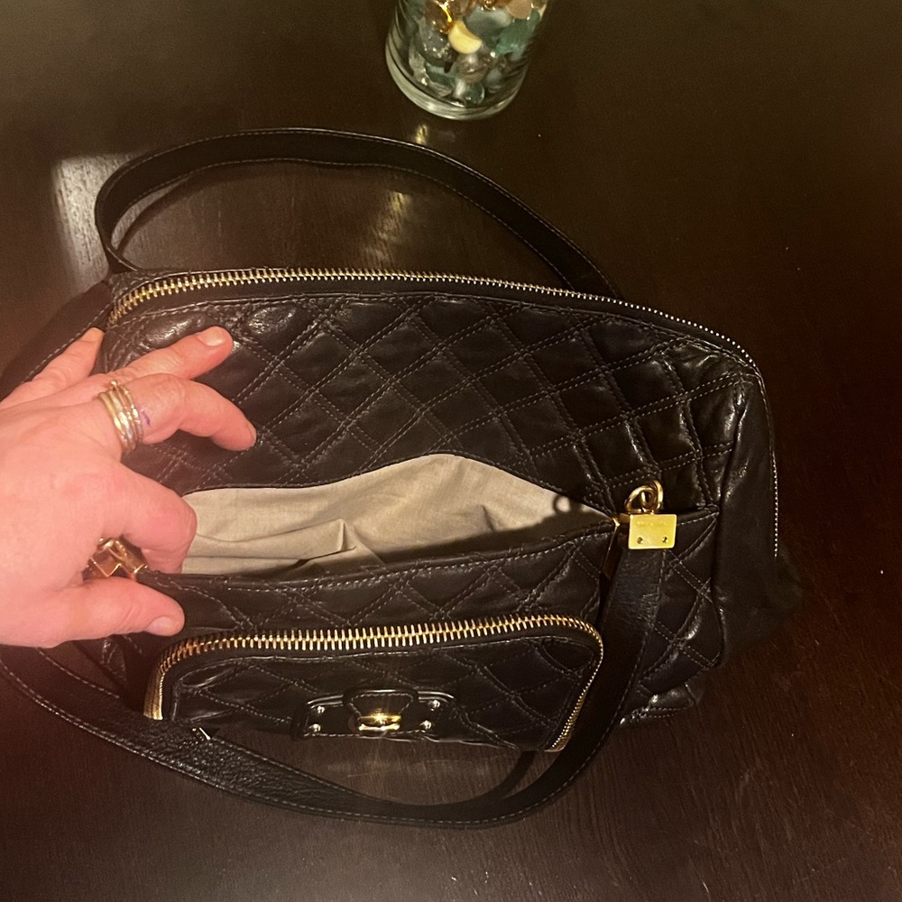 Marc Jacobs quilted black leather handbag in great condition. Gold hardware. - Picture 5 of 14